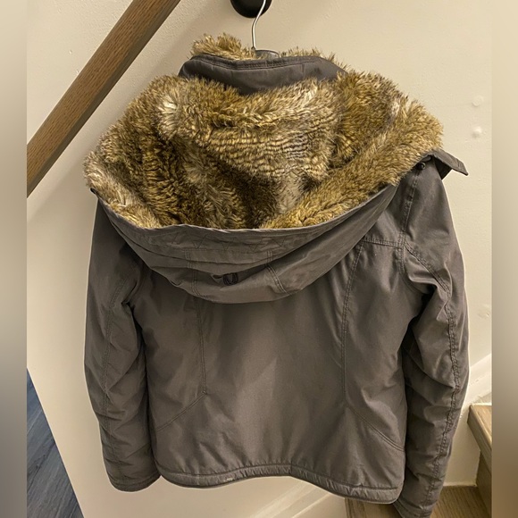 Aritzia winter coat XS grey with faux fur lining - Picture 3 of 3